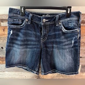 Silver Suki Mid Rise Jean Shorts Size 33